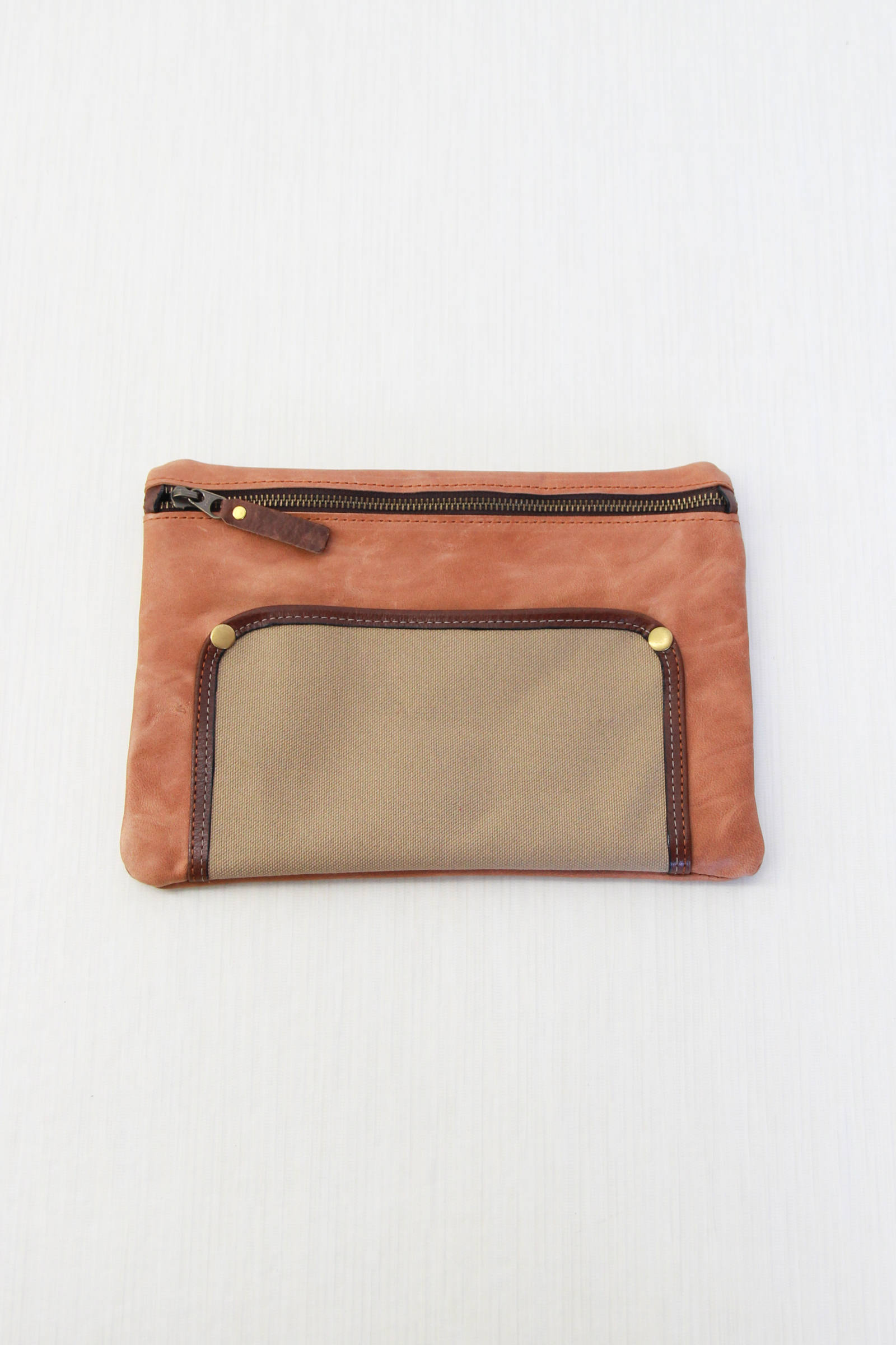 素材違いで欲しくなるポーチ Tomoshibi Zipポーチ Tomoshibi